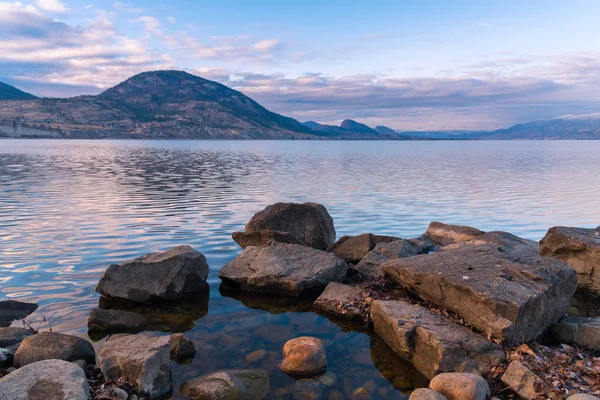 Litorale Roccioso Con Vista Lago Montagne Tramonto — Foto Stock