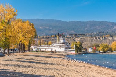 Penticton, British Columbia/Kanada - 22 Ekim 2018: Okanagan plaj ve S.S. Sicamous, British Columbia en büyük hayatta kalan sert wheeler ve popüler bir turistik.