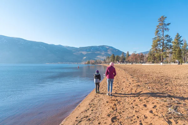 Ragazza Ragazzo Passeggiando Lungo Spiaggia Sabbia Nella Giornata Sole Con — Foto Stock