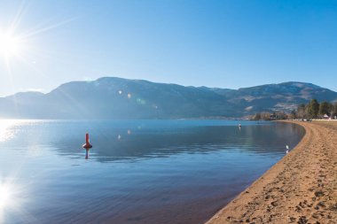 Skaha Beach, göl ve dağların Penticton, British Columbia'da yapılacak parlayan güneş