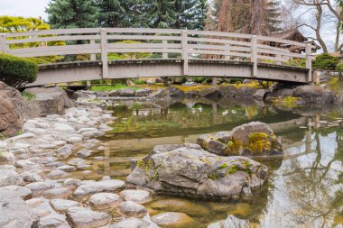 Kelowna, Britanya Kolumbiyası/Kanada - 28 Nisan 2018: Kasugai bahçeleri, popüler bir turistik, Kelowna şehir merkezinde bulunan bir Japon Bahçesi olduğunu