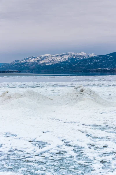 Kışın Okanagan Gölü kıyısında Buz volkanları