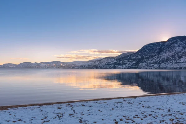Colori Del Tramonto Montagne Innevate Riflesse Lago Calmo Con Spiaggia — Foto Stock