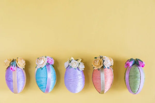Huevos Pascua Estilo Vintage Multicolor Fila Sobre Fondo Amarillo Sólido —  Fotos de Stock
