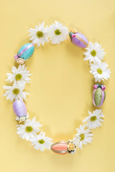 Oval Wreath White Daisies Easter Eggs Solid Yellow Background — Stock Photo, Image