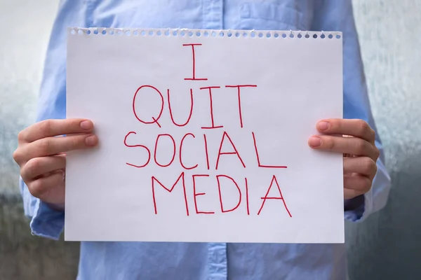 Person holding sign saying I Quit Social Media — Stock Photo, Image