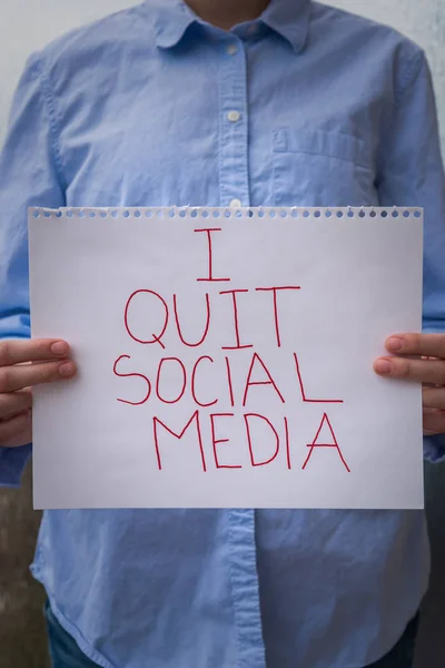 Person holding sign in front that says I Quit Social Media — Stock Photo, Image