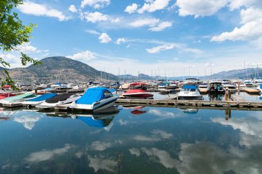 Penticton, British Columbia/Kanada - 13 Haziran 2019: Okanagan Gölü'nün güney ucundaki en büyük marina olan Penticton Yacht Club and Marina'da yaz aylarında tekne ve rıhtım görünümü.