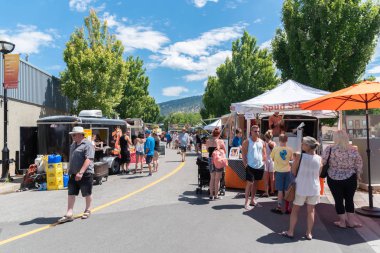 Penticton, British Columbia/Kanada - 15 Haziran 2019: Turistler ve yerliler, Güney Okanagan'ın en büyük açık hava pazarı olan Penticton Community Market'in gıda kamyonu bölümünün keyfini çıkarıyor.