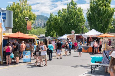 Penticton, British Columbia/Kanada - 15 Haziran 2019: Turistler ve yerliler için popüler bir haftalık etkinlik olan Penticton Community Market'te kalabalıklar çeşitli yemek kamyonlarının keyfini çıkarıyor.