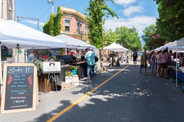Penticton, British Columbia/Kanada - 15 Haziran 2019: Satıcılar, turistler ve yerliler için popüler bir haftalık etkinlik olan Penticton Farmer's Market'te Front Street'te satıcılar hattı.