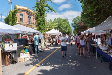 Penticton, British Columbia/Kanada - 15 Haziran 2019: Turistler ve yerliler Güney Okanagan'ın en büyük açık hava pazarlarından biri olan Penticton Farmer's Market'te alışveriş yapmaktadırlar.