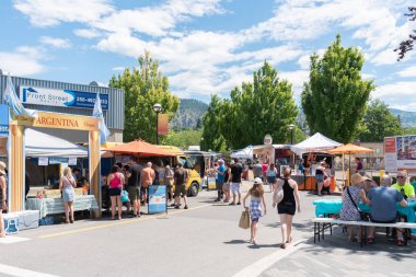 Penticton, British Columbia/Kanada - 15 Haziran 2019: Güney Okanagan'ın en büyük açık hava pazarı olan Penticton Community Market'te yemek kamyonları ve alışverişçiler caddeyi dolduruyor.
