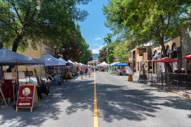 Penticton, British Columbia/Kanada - 15 Haziran 2019: Satıcılar, turistler ve yerliler için popüler bir haftalık etkinlik olan Penticton Community Market için Front Street'i sıralar.