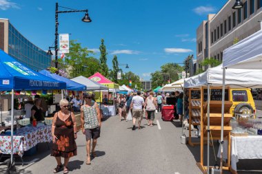 Penticton, British Columbia/Kanada - 15 Haziran 2019: Güney Okanagan'ın en büyük çiftlik pazarlarından biri olan Ana Cadde'deki Penticton Farmer's Market'te alışveriş yapan insanlar.