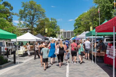 Penticton, British Columbia/Kanada - 15 Haziran 2019: Turistler ve yerliler için popüler bir pazar olan Penticton Farmer's Market'te insanlar yerel gıdalar için alışveriş yapmaktadır.