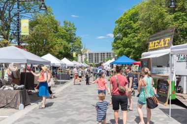 Penticton, British Columbia/Kanada - 15 Haziran 2019: Turistler ve yerliler için popüler bir haftalık pazar olan Penticton Farmer's Market'te yürüyen insanlar.