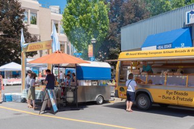 Penticton, British Columbia/Kanada - 15 Haziran 2019: Turistler ve yerliler için popüler bir etkinlik olan Penticton Community Market'ten yiyecek satın alan insanlar.