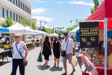 Penticton, British Columbia/Kanada - 15 Haziran 2019: Bölgedeki en büyük pazarlardan biri olan Penticton Farmers Market'te turistler ve yerliler yerel ürünler için alışveriş yapmaktadır.