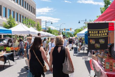 Penticton, British Columbia/Kanada - 15 Haziran 2019: Popüler haftalık bir etkinlik olan Penticton Farmer's Market'te yerli halk ve turistler yerel ürünler için alışveriş yapmaktadır.