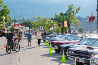 Penticton, British Columbia/Kanada - 21 Haziran 2019: Lakeshore Drive for Peach City Beach Cruise, büyük bir yıllık otomobil fuarı için park etmiş arabalar.
