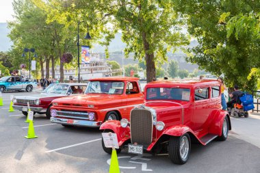 Penticton, British Columbia/Kanada - 21 Haziran 2019: Peach City Beach Cruise için Penticton şehir merkezinde klasik arabalar, büyük bir yıllık otomobil fuarı.