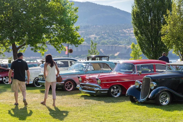 Penticton Colúmbia Britânica Canadá Junho 2019 Pessoas Vendo Carros Antigos — Fotografia de Stock