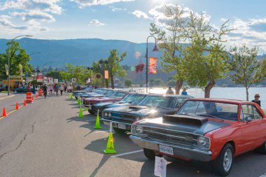 Penticton, British Columbia/Kanada - 21 Haziran 2019: Klasik araba serisi Lakeshore Drive for the Peach City Beach Cruise, popüler bir yıllık otomobil fuarı.
