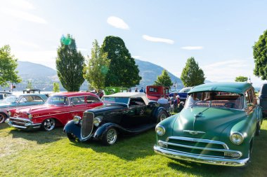 Penticton, British Columbia/Kanada - 22 Haziran 2019: Popüler bir yıllık otomobil fuarı olan Peach City Beach Cruise sırasında Okanagan Gölü tarafından sergilenen klasik arabalar.