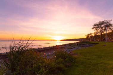 White Rock, British Columbia, Kanada'da Pasifik Okyanusu manzaralı güzel gün batımı