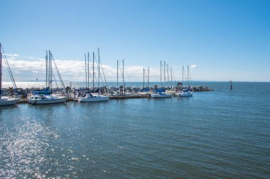 White Rock, British Columbia/Kanada - 8 Eylül 2016: popüler bir turistik mekan olan tarihi White Rock yürüyüş iskelesi ile demirleyen tekneler