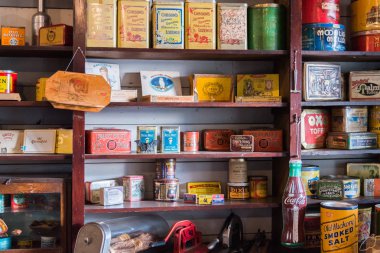 Vernon, British Columbia/Kanada - 23 Ekim 2016: Popüler bir turistik cazibe merkezi olan O'Keefe Ranch'teki genel mağazanın raflarında sergilenen vintage kuru eşya dolu