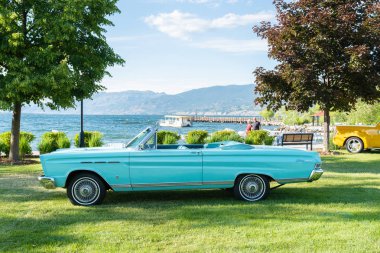 Penticton, British Columbia/Kanada - 21 Haziran 2019: Popüler bir yıllık otomobil fuarı olan Peach City Beach Cruise sırasında Okanagan Gölü tarafından park edilmiş klasik cabrio araba