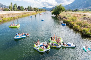 Penticton, British Columbia/Kanada - 1 Eylül 2019: Popüler bir yaz etkinliği olan Penticton Nehri Kanalı'nda yüzen insanların görünümü.