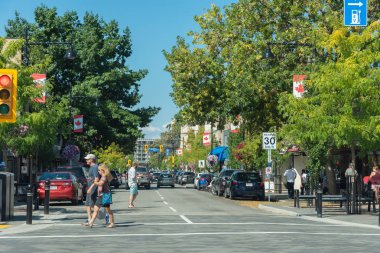 Penticton, British Columbia/Kanada - 3 Eylül 2019: Nanaimo Meydanı'ndan bakıldığında şehir merkezindeki alışveriş alanının Ana Caddesi'ni görüntüleyin. Penticton popüler bir seyahat yer.