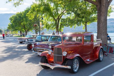 Penticton, British Columbia/Kanada - 22 Haziran 2019: 1932 Ford Pickup sokak çubuğu Lakeshore Drive üzerinde Peach City Beach Cruise, yıllık otomobil gösterisi için park