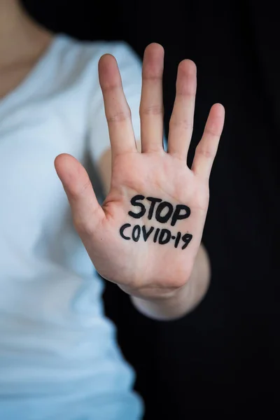 Kvinna Som Håller Öppen Hand Med Stop Covid Skriven Handflata — Stockfoto
