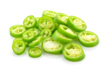 yeşil biberler beyaz arkaplanda izole. 