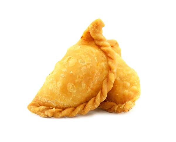 Beyaz arka plan üzerinde izole köri puf böreği. 