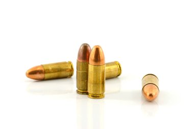 beyaz arkaplanda izole edilmiş mermiler. 