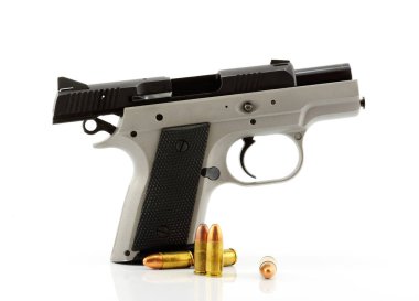 silah beyaz arkaplanda izole edildi. 