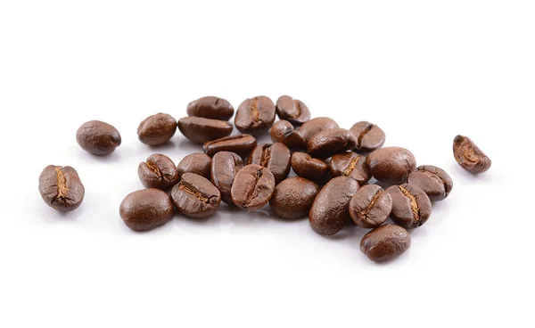 Beyaz arka planda izole kahve çekirdekleri. 