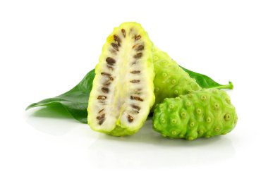 Noni meyve beyaz arka plan üzerinde