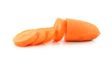 dilimlenmiş havucu üzerine beyaz izole