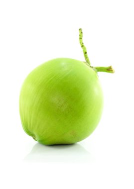 Beyaz arkaplanda yeşil hindistan cevizi meyvesi izole edilmiş.