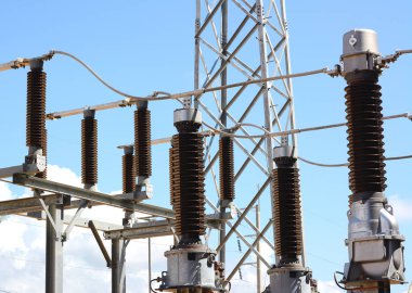 Yüksek gerilim izolatörleri yeni trafo merkezi, yakın çekim