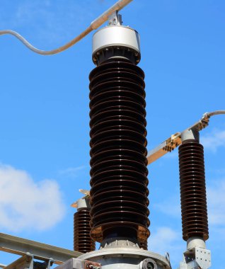 Yüksek gerilim izolatörleri yeni trafo merkezi, yakın çekim