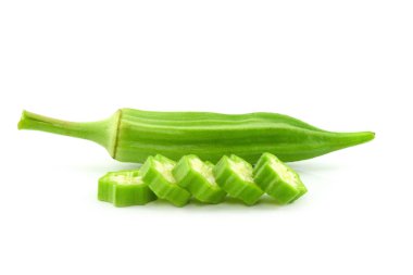 Beyaz arka planda izole edilmiş taze taze bamya