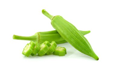 Beyaz arka planda izole edilmiş taze taze bamya