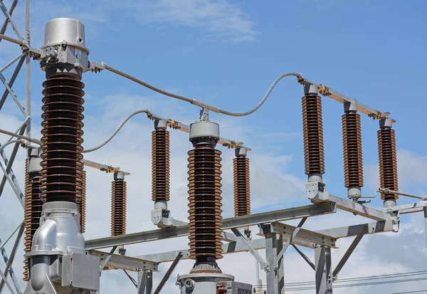 Yüksek gerilim izolatörleri yeni trafo merkezi, yakın çekim